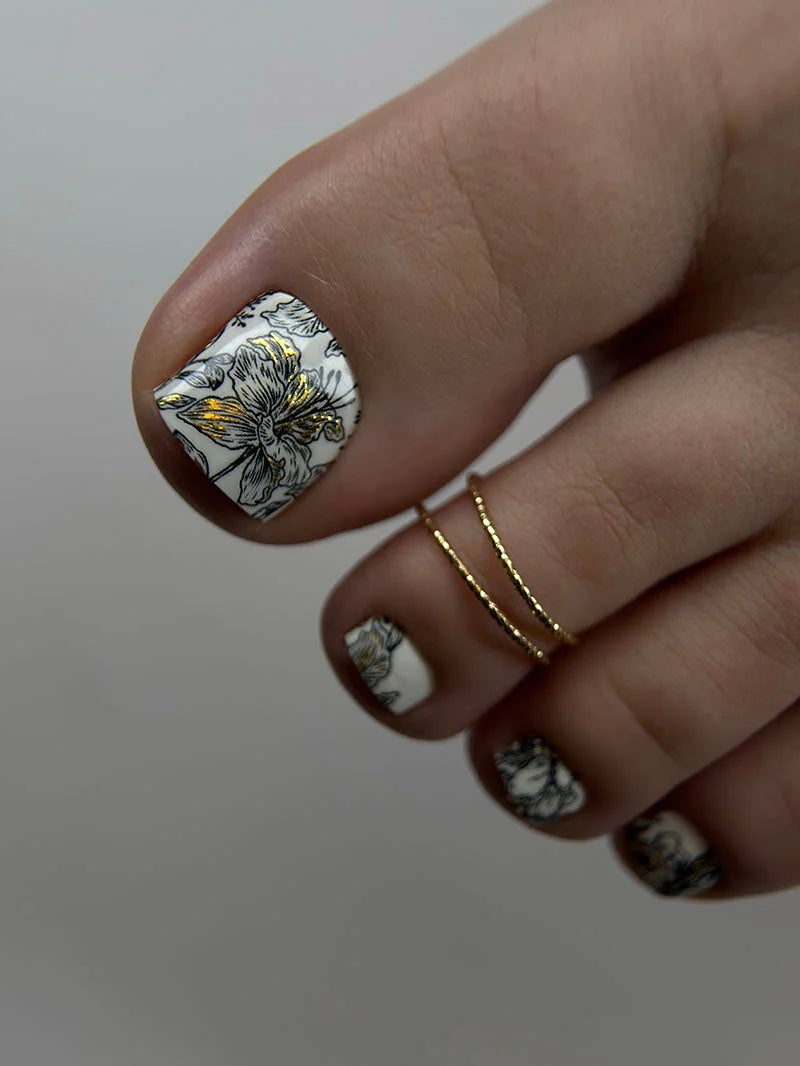 Nail Wraps Pédicure – Fleurs Noires sur Blanc & Effet Feuille d’Or – Réf. WR-427