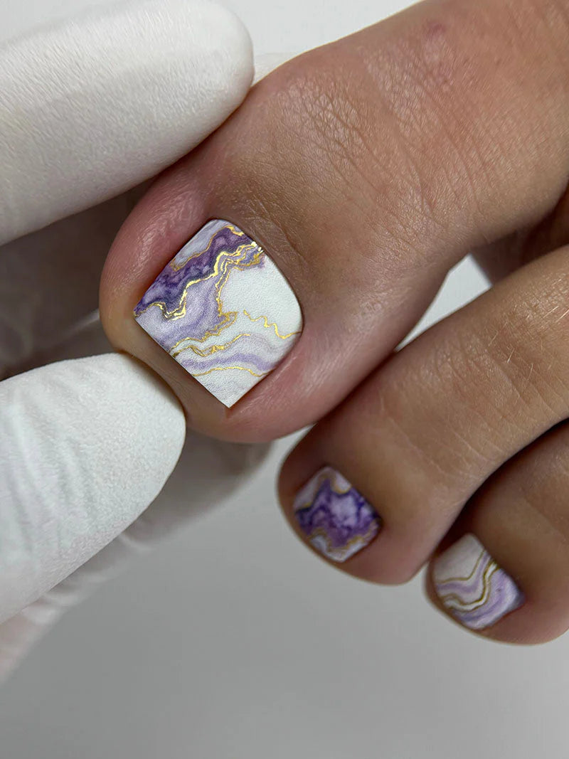 Nail Wraps Pédicure – Effet Marbre Violet avec Détails Dorés – Réf. WR-434