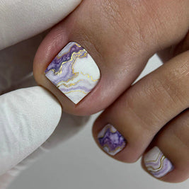 Nail Wraps Pédicure – Effet Marbre Violet avec Détails Dorés – Réf. WR-434