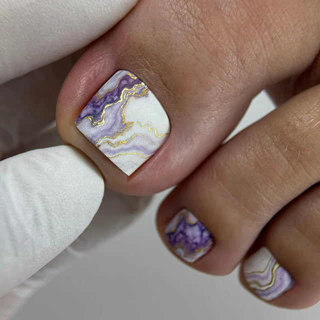 Nail Wraps Pédicure – Effet Marbre Violet avec Détails Dorés – Réf. WR-434