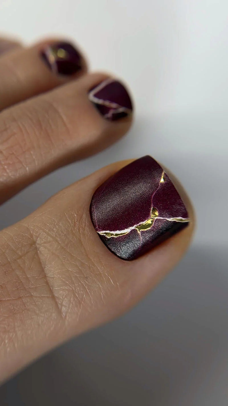 Nail Wraps Pédicure – Bordeaux, Ligne Blanche & Effet Doré – Réf. WR-446
