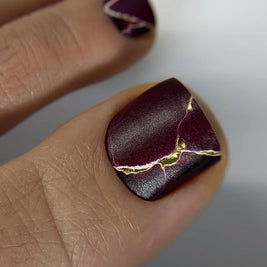 Nail Wraps Pédicure – Bordeaux, Ligne Blanche & Effet Doré – Réf. WR-446