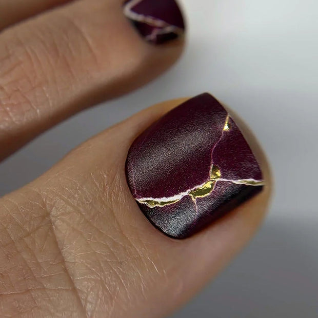 Nail Wraps Pédicure – Bordeaux, Ligne Blanche & Effet Doré – Réf. WR-446