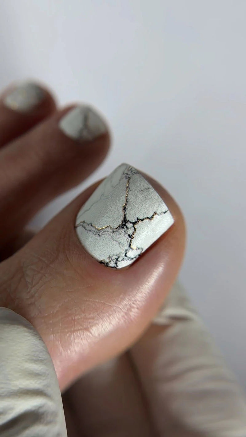 Nail Wraps Pédicure – Effet Marbre Noir & Blanc avec Détails Dorés – Réf. WR-448