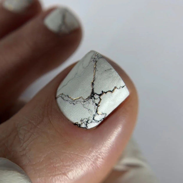 Nail Wraps Pédicure – Effet Marbre Noir & Blanc avec Détails Dorés – Réf. WR-448