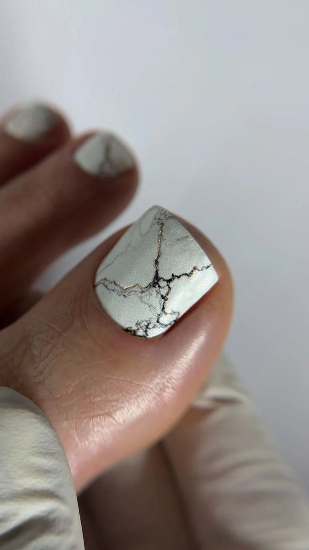 Nail Wraps Pédicure – Effet Marbre Noir & Blanc avec Détails Dorés – Réf. WR-448