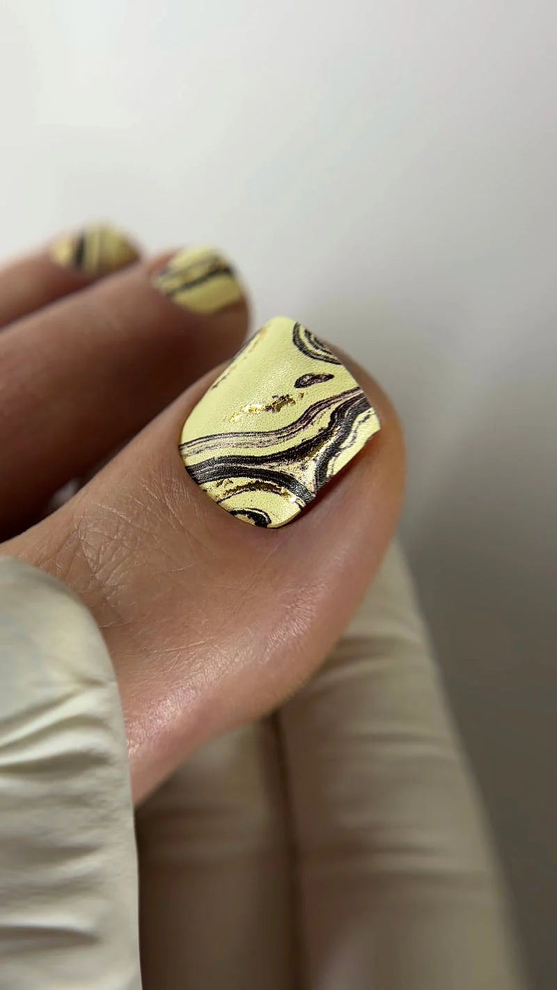 Nail Wraps Pédicure – Jaune & Brun Effet Feuille d’Or – Réf. WR-451