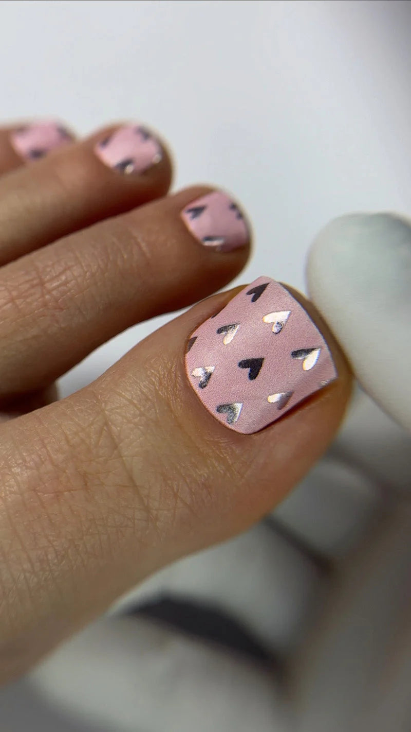 Nail Wraps Pédicure – Motif Cœurs Roses avec Effet Foil Coloré – Réf. WR-498