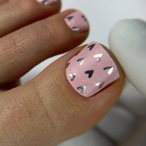 Nail Wraps Pédicure – Motif Cœurs Roses avec Effet Foil Coloré – Réf. WR-498