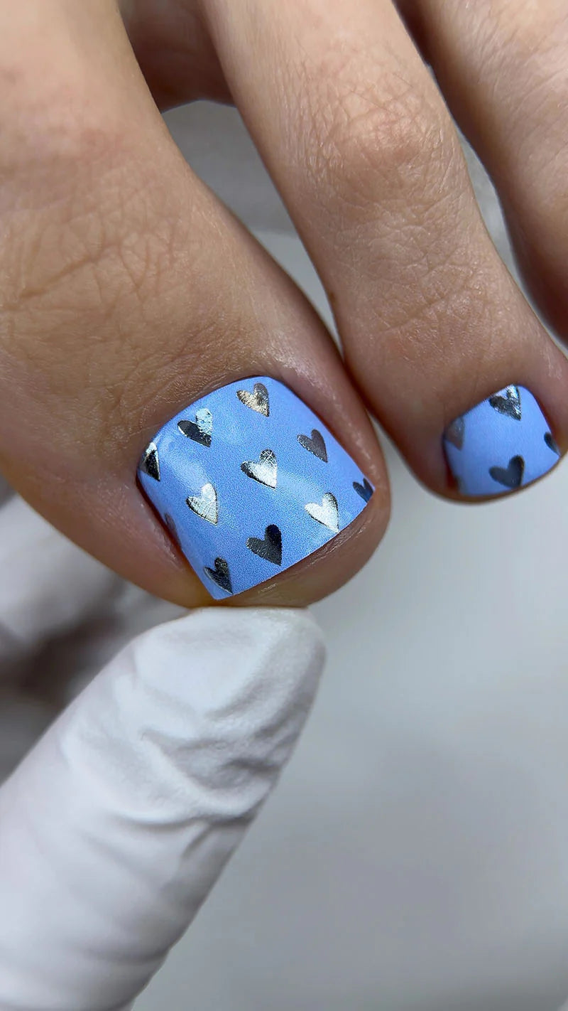 Nail Wraps Pédicure – Motif Cœurs Bleus avec Effet Foil Coloré – Réf. WR-550