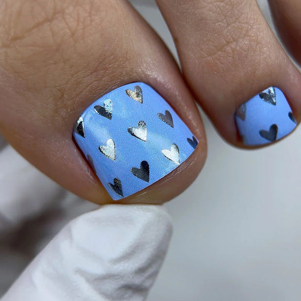 Nail Wraps Pédicure – Motif Cœurs Bleus avec Effet Foil Coloré – Réf. WR-550