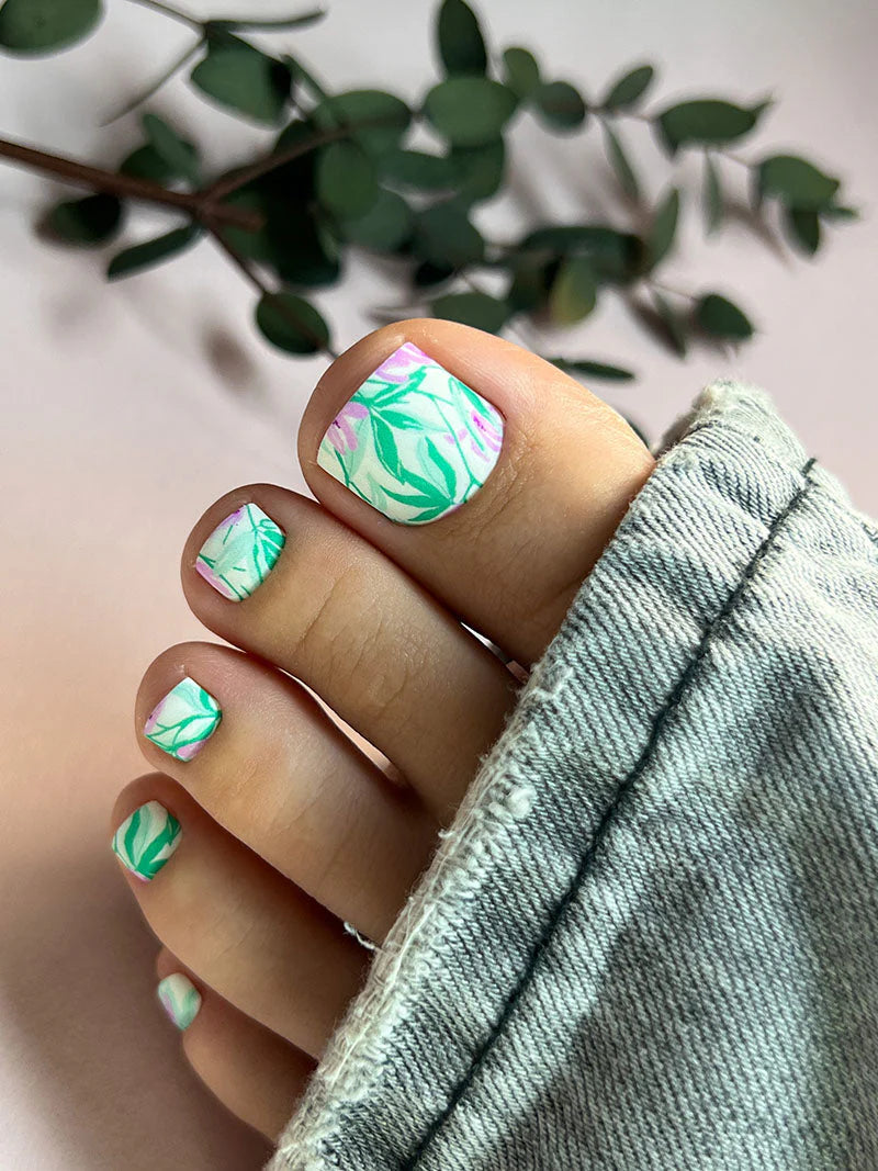 Nail Wraps Pédicure – Motif Fleurs Violettes, Fond Clair – Réf. WR-716