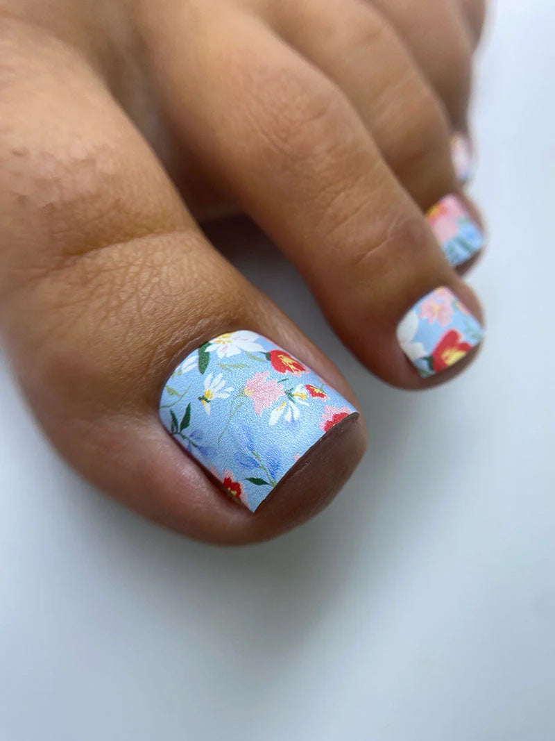 Nail Wraps Pédicure – Motif Petites Fleurs, Fond Bleu – Réf. WR-717